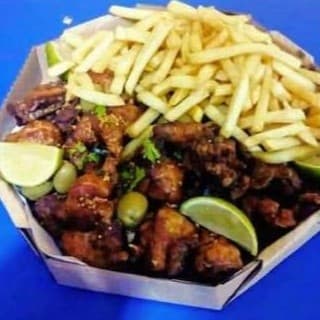 Porções de frango a passarinho e batata.