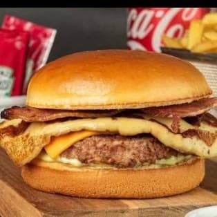 Pão brioche carne artesanal 130g, bacon, queijo cheddar, queijo coalho, alho torrado, alface e molho de alho
