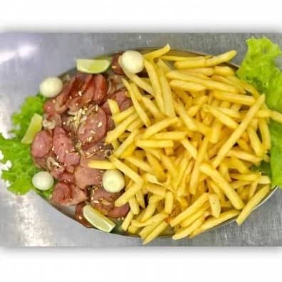 Porções de calabresa com fritas